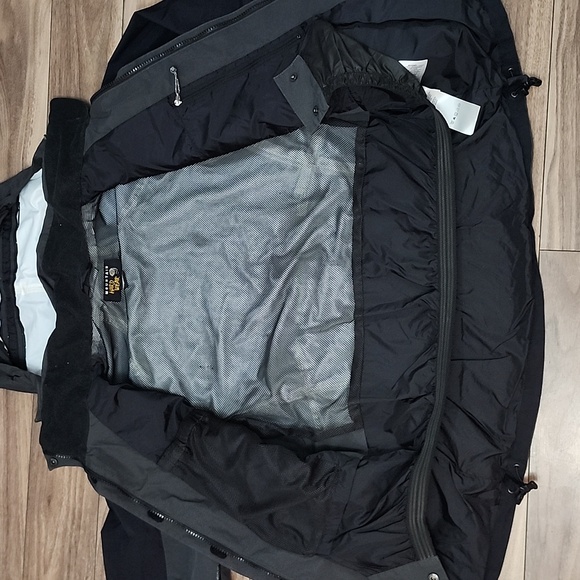 Mountain Hardwear Women's Black & Gray Hooded Light Rain Jacket, Wind Breaker - Picture 10 of 12